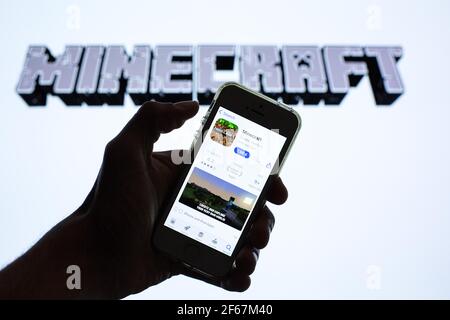 In diesem Foto Illustration, die Minecraft App im App Store gesehen auf einem Smartphone-Bildschirm und ein Minecraft-Logo im Hintergrund angezeigt. Stockfoto