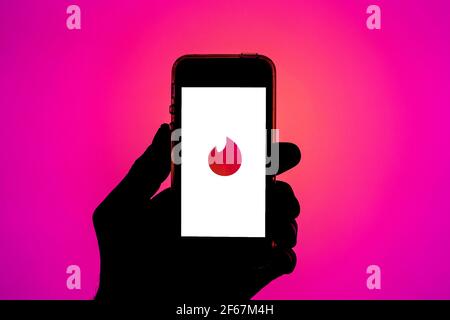 In dieser Abbildung wird die Tinder-App auf einem Smartphone-Bildschirm angezeigt. Stockfoto