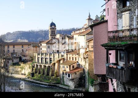 Reihe von Häusern auf Felsen über dem Fluss aufgehängt. Turm des Wassermuseums. Pont-en-Royans, Frankreich. Stockfoto