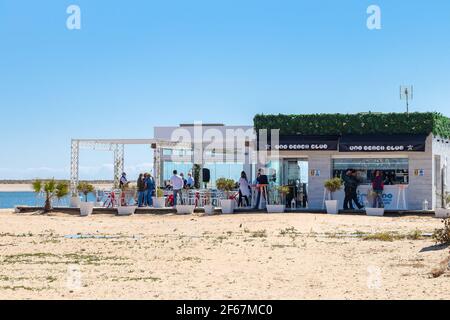 Punta Umbria, Huelva, Spanien - 21. März 2021: Chiringuito am Strand von Punta Umbria, an der Promenade Stockfoto