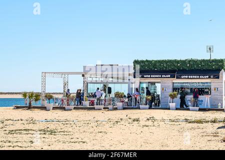 Punta Umbria, Huelva, Spanien - 21. März 2021: Chiringuito am Strand von Punta Umbria, an der Promenade Stockfoto