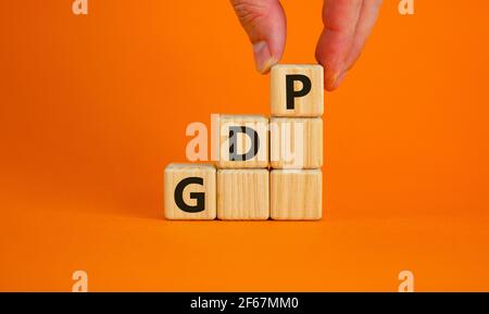 BIP, Symbol für gute Verteilungspraxis. Konzeptworte "GDP, gute Verteilungspraxis" auf Kuben auf einem schönen orangenen Hintergrund. Unternehmen und BIP, g Stockfoto