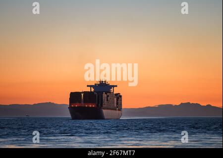 Ein Containerschiff fährt von English Bay aus in den Hafen von Vancouver. Stockfoto