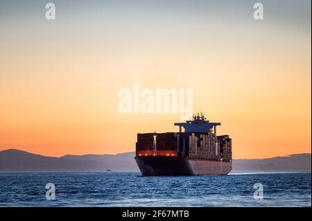 Ein Containerschiff fährt von English Bay aus in den Hafen von Vancouver. Stockfoto