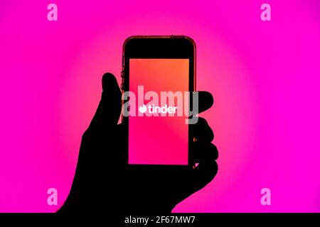 Spanien. März 2021, 30th. In dieser Abbildung wird die Tinder-App auf einem Smartphone-Bildschirm angezeigt. (Foto von Thiago Prudencio/SOPA Images/Sipa USA) Quelle: SIPA USA/Alamy Live News Stockfoto