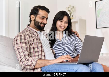 Happy indian Familie Paar mit Laptop-Computer zusammen zu Hause. Stockfoto