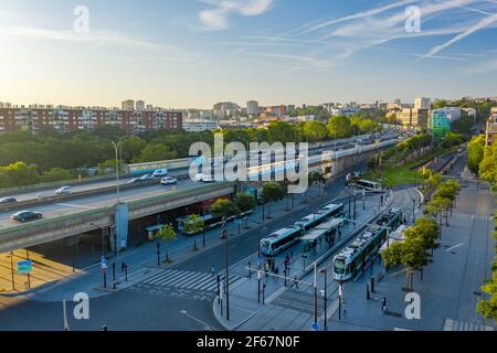 Luftbild auf mehreren Bussen und Straßenbahnen an der Porte de Pantin halten in der Morgensonne. Stadtlogistik, Konzept öffentlicher Verkehrsmittel. (Périphérique, Paris) Stockfoto