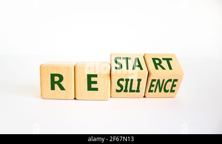 Symbol für Neustart und Ausfallsicherheit. Drehte Würfel und änderte das Wort "Start" in "Resilience". Schöner weißer Hintergrund. Business und Restart - resilie Stockfoto