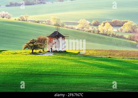 Malerische ländliche Landschaft mit alter Windmühle Stockfoto