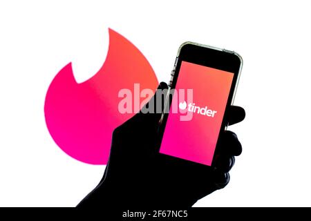 Spanien. März 2021, 30th. In dieser Abbildung wird die Tinder-App auf einem Smartphone-Bildschirm und im Hintergrund ein Tinder-Logo angezeigt. Kredit: Thiago Prudencio/SOPA Images/ZUMA Wire/Alamy Live Nachrichten Stockfoto