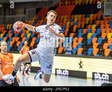 Schaffhausen, Schweiz. März 2021, 30th. 30,03.2021, Schaffhausen, BBC Arena, EHF Europaliga: Kadetten Schaffhausen - Montpellier HB, # 10 Lucas Pellas (Montpellier) gegen # 1 Torwart Kristian Pilipovic (Kadetten) (Schweiz/Kroatien OUT) Quelle: SPP Sport Pressefoto. /Alamy Live Nachrichten Stockfoto