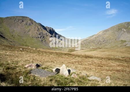 Dow Crag mit den Resten des blinden Tarn-Steinbruchs in Der Vordergrund vom Walna Scar Rd Coniston aus gesehen Lake District Cumbria England Stockfoto