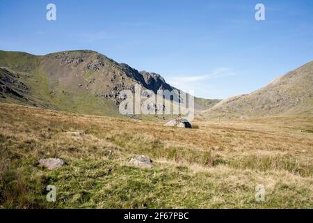 Dow Crag mit den Resten des blinden Tarn-Steinbruchs in Der Vordergrund vom Walna Scar Rd Coniston aus gesehen Lake District Cumbria England Stockfoto