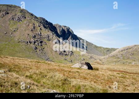 Dow Crag mit den Resten des blinden Tarn-Steinbruchs in Der Vordergrund vom Walna Scar Rd Coniston aus gesehen Lake District Cumbria England Stockfoto