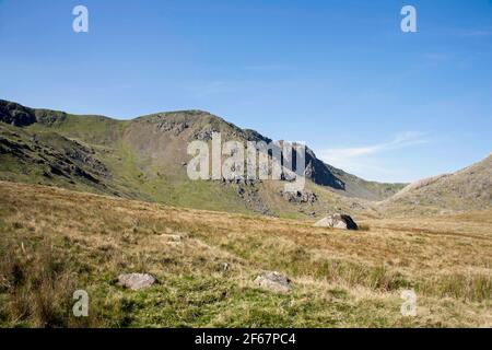 Dow Crag mit den Resten des blinden Tarn-Steinbruchs in Der Vordergrund vom Walna Scar Rd Coniston aus gesehen Lake District Cumbria England Stockfoto