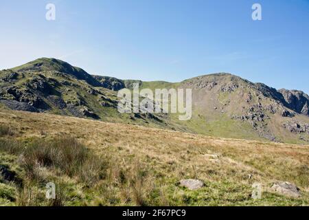 Dow Crag mit den Resten des blinden Tarn-Steinbruchs in Der Vordergrund vom Walna Scar Rd Coniston aus gesehen Lake District Cumbria England Stockfoto