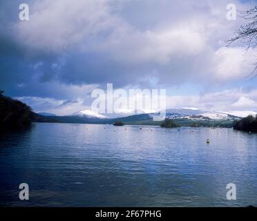 Das Fairfield Horseshoe oberhalb von Ambleside vom Lake Windermere auf einem Kalter Wintertag der Lake District Cumbria England Stockfoto