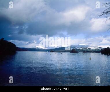 Das Fairfield Horseshoe oberhalb von Ambleside vom Lake Windermere auf einem Kalter Wintertag der Lake District Cumbria England Stockfoto