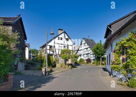 DEUTSCHLAND, RHEINLAND-PFALZ, SCHALKENMEHREN - 08. AUGUST 2020: Fachwerkhäuser im Dorfzentrum von Schalkenmehren Stockfoto