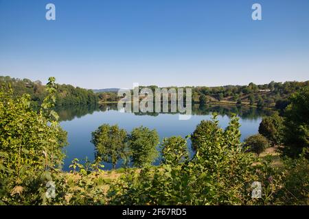 Blick über den Weinfelder Maar in der Eifel in Deutschland Stockfoto