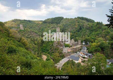 DEUTSCHLAND, RHEINLAND-PFALZ, MANDERSCHEID - 09. AUGUST 2020: Blick auf die 2 Schlösser von Manderscheid, Oberburg und Niederburg Stockfoto