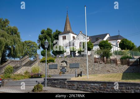 DEUTSCHLAND, RHEINLAND-PFALZ, HÜMMEL - 10. AUGUST 2020: Die Kirche St. Cyriacus im Ortskern von Hümmel Stockfoto