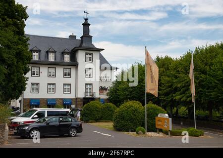 DEUTSCHLAND, BAD MÜNSTEREIFEL - AUGUST 10,2020: Historisches Kurhaus mit dem Cafe des deutschen Sängers Heino Stockfoto