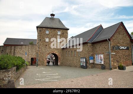 DEUTSCHLAND, BAD MÜNSTEREIFEL - AUGUST 10,2020: Das Orchheimer Tor ist Teil der alten Stadtmauer Stockfoto