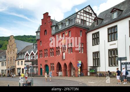 BAD MÜNSTEREIFEL, NORDRHEIN-WESTFALEN, DEUTSCHLAND - 10. AUGUST 2020: Das rote Gebäude ist das Rathaus von Bad Münstereifel Stockfoto