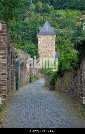 BAD MÜNSTEREIFEL, DEUTSCHLAND - 10. AUGUST 2020: Straße entlang der Stadtmauer direkt zum Werther Tor Stockfoto