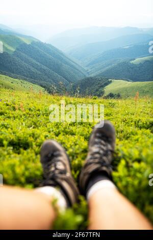 Stiefel von einsamen Touristen auf üppigen Heidelbeer Buschs Stockfoto