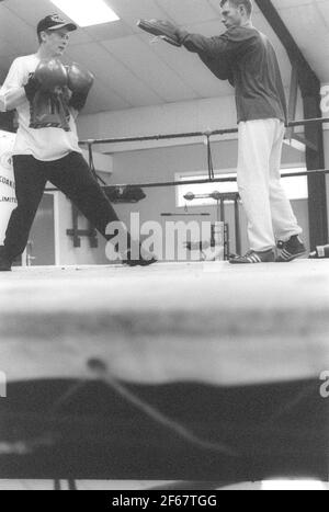 Junge Jungen beim Training im Boxing Club Stockfoto