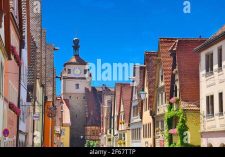 Rothenburg Deutschland. Schöner Blick auf die historische Stadt Rothenburg ob der Tauber mit Uhrenturm an einem sonnigen Tag mit blauem Himmel im Sommer. Stockfoto