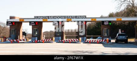 Kings Park, New York, USA - 13. März 2021: Ein Auto, das an einem sonnigen Märzmorgen durch die offene Spur der Mautstelle des versunkenen Meadow State Parks fährt Stockfoto