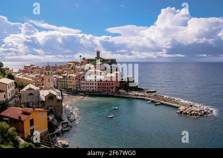 Klassische Postkarte Luftaufnahme von Vernazza, Cinque Terre, Italien - Bunte Häuser und ein schöner natürlicher Hafen mit hellblauem Wasser Stockfoto