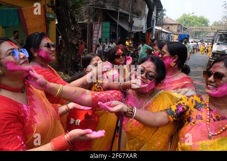 Kalkutta, Indien. März 2021, 28th. Indische Frauen feiern Holi über der Straße anlässlich des Holi (Festival of Colours). (Foto von Eyepix Group/Pacific Press) Quelle: Pacific Press Media Production Corp./Alamy Live News Stockfoto