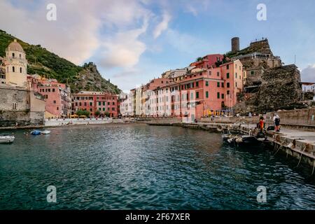 Schöner Naturhafen mit bunten traditionellen Häusern und Santa Margherita di Antiochia Kirche und Turm - Vernazza, Cinque Terre, Italien Stockfoto