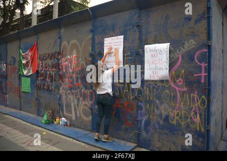 Mexiko-Stadt, Mexiko. März 2021, 29th. Eine Frau nimmt an einer Kundgebung Teil, um gegen Polizeimissbrauch in der Einrichtung des Regierungshauses Quintana Roo in Mexiko zu protestieren. Am 27. März 4 wurde eine 36-jährige salvadorianische Frau von Polizisten aus Tulum gedemütigt, was zu einem Bruch in der Wirbelsäule führte, der ihren Tod verursachte. (Foto von Eyepix Group/Pacific Press) Quelle: Pacific Press Media Production Corp./Alamy Live News Stockfoto