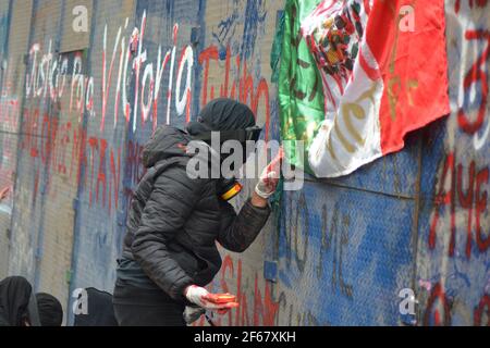 Mexiko-Stadt, Mexiko. März 2021, 29th. Eine Frau nimmt an einer Kundgebung Teil, um gegen Polizeimissbrauch in der Einrichtung des Regierungshauses Quintana Roo in Mexiko zu protestieren. Am 27. März 4 wurde eine 36-jährige salvadorianische Frau von Polizisten aus Tulum gedemütigt, was zu einem Bruch in der Wirbelsäule führte, der ihren Tod verursachte. (Foto von Eyepix Group/Pacific Press) Quelle: Pacific Press Media Production Corp./Alamy Live News Stockfoto