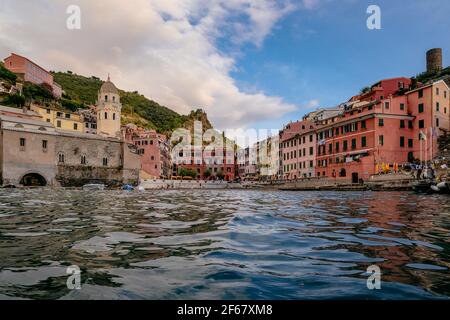 Schöner Naturhafen mit bunten traditionellen Häusern und Santa Margherita di Antiochia Kirche und Turm - Vernazza, Cinque Terre, Italien Stockfoto