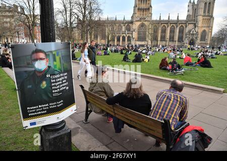 Die Menschen sehen sich an, wie Demonstranten an einem "Kill the Bill"-Protest in Bristol gegen die Polizei-, Verbrechen-, Verurteilungs- und Gerichtsgesetzgebung teilnehmen. Bilddatum: Dienstag, 30. März 2021. Stockfoto