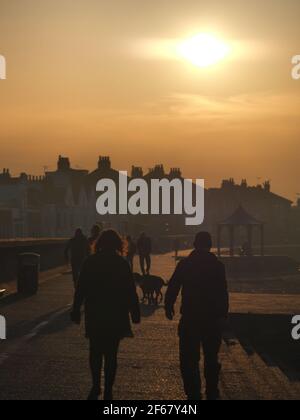 Sheerness, Kent, Großbritannien. März 2021, 30th. UK Wetter: Sonnenuntergang in Sheerness, Kent. Kredit: James Bell/Alamy Live Nachrichten Stockfoto