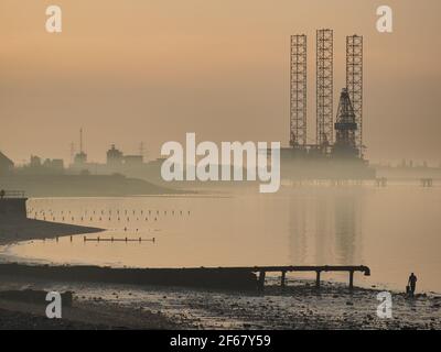 Sheerness, Kent, Großbritannien. März 2021, 30th. UK Wetter: Sonnenuntergang in Sheerness, Kent. Kredit: James Bell/Alamy Live Nachrichten Stockfoto