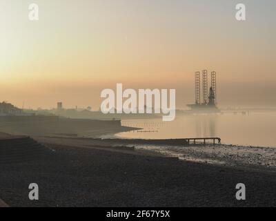 Sheerness, Kent, Großbritannien. März 2021, 30th. UK Wetter: Sonnenuntergang in Sheerness, Kent. Kredit: James Bell/Alamy Live Nachrichten Stockfoto