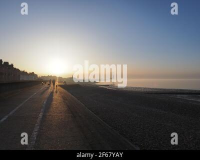 Sheerness, Kent, Großbritannien. März 2021, 30th. UK Wetter: Sonnenuntergang in Sheerness, Kent. Kredit: James Bell/Alamy Live Nachrichten Stockfoto