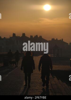 Sheerness, Kent, Großbritannien. März 2021, 30th. UK Wetter: Sonnenuntergang in Sheerness, Kent. Kredit: James Bell/Alamy Live Nachrichten Stockfoto