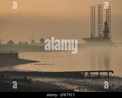 Sheerness, Kent, Großbritannien. März 2021, 30th. UK Wetter: Sonnenuntergang in Sheerness, Kent. Kredit: James Bell/Alamy Live Nachrichten Stockfoto