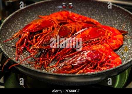 Carabineros, die roten Königsgarnelen in der Pfanne. Grevenbroich, Deutschland Stockfoto