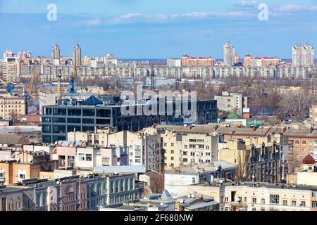 Ein modernes Bürozentrum aus dunklem Glas und Beton in der Architektur des alten Podil in Kiew. Stockfoto