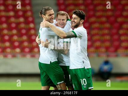 James McClean (Mitte) der Republik Irland feiert das erste Tor ihrer Spielseite während des internationalen Freundschaftsspiels im Nagyerdei Stadion, Ungarn. Bilddatum: Dienstag, 30. März 2021. Stockfoto